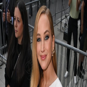 詹妮弗·劳伦斯宣传《不要见怪》金发飘逸迷人