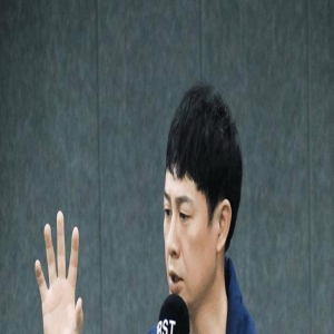 张颂文杀青后向粉丝鞠躬，感谢在现场等候的粉丝，并解释自己为什么提心吊胆?