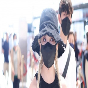 街拍：乃万黑色背心+开衩半裙+尖头鞋+麻花辫摇滚甜酷风