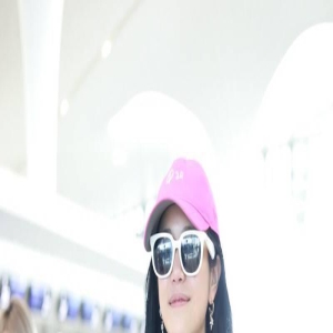 陈妍希带儿子走机场,同穿黑色T恤时髦帅酷,小星星长得超像妈