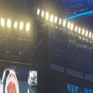 40岁薛之谦在四川对粉丝下跪!因身体原因无法完成表演,深感愧疚