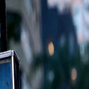 秦岚纽约看秀造型来袭,穿深蓝色灯芯绒西服套装,精致又显气质