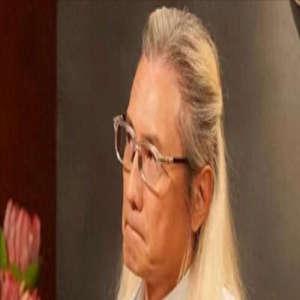 满头白发悲观厌世,包小柏沉浸丧女之痛:骨灰制项链,AI求复活