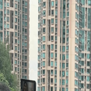 陈慧珊在街头拍戏被围观,典型的高级脸气质很出众,而且原生态!