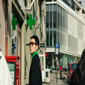 萧敬腾华服坐路边引注目! 漫游挪威认:心态变了