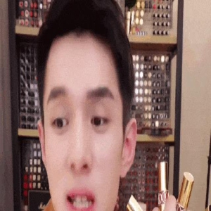 口红一哥李佳琦学历为啥是本科结业?他的成功要感谢三年特殊时期