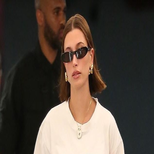 26岁海莉·比伯现身街头,妆容干练身材紧致,橙色短裤亮眼