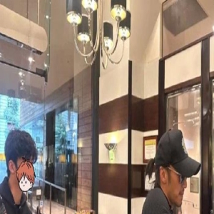 谢霆锋带大儿子澳洲旅游被偶遇，同行未见王菲踪影