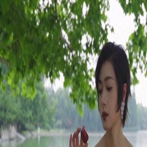 41岁万茜登SoFigaro封面,穿红色蕾丝文胸秀身材,又酷又撩