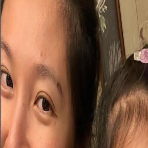 似三代人!李美慧和百亿老公同时亲吻儿子脸颊庆祝儿子出生一百天