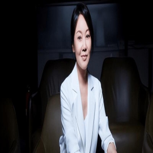 闫妮:“腿精”逆袭变美!母女惊艳同框,更是美成姐妹花