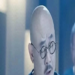 键盘手美女张旖旎,留着一头大波浪,整个人看起来飒爽自信又美丽