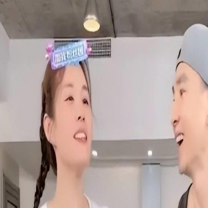 偶遇刘畊宏夫妇录节目,真实身材引热议,网友:与直播间相差大