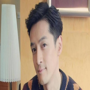 胡歌婚后近况曝光,面色苍白、消瘦到裤管空荡,网友:眼里没光了