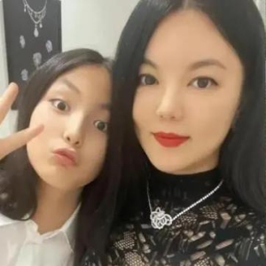 王诗龄闺蜜对镜撩衣秀身材,沉迷喝酒蹦迪,网友:小小年纪不学好