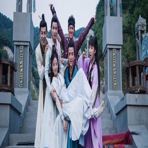 《团建吧七斋》周雨彤和苏晓彤遭呲水,王佑硕精准抓鸡,迅速上手