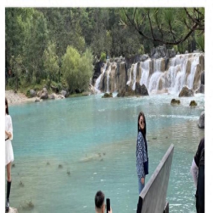 张馨予夫妇游玩丽江,何捷蹲地为老婆拍照,女儿留家上幼儿园