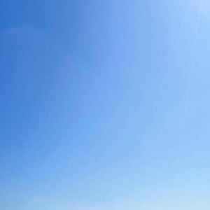 谷爱凌晒海边随拍悠闲惬意 大秀美腿美背明媚诱人