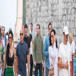 贝索斯53岁未婚妻赢了!深V背心展挺拔身姿,和38岁水果姐似同龄