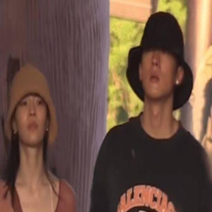 钟楚曦新恋情曝光,与侯雯元牵手逛动物园,男方主动搂腰好甜蜜