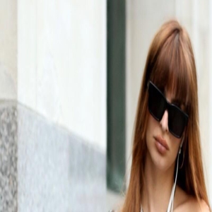 艾米丽-拉塔科夫斯基纽约外出,身着挂脖吊带迷彩裤潮范儿十足