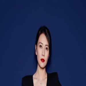 女星高圆圆参加活动,穿黑色深V装干练端庄,五官惊艳女神范儿十足