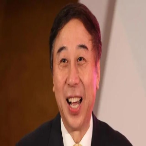 65岁冯巩更新新段子,肤色暗沉满脸皱纹,腿脚走路使不上劲引担忧