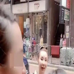 张曼玉在街头被围观,素面朝天还大大方方的,无眉尾背都驼了!