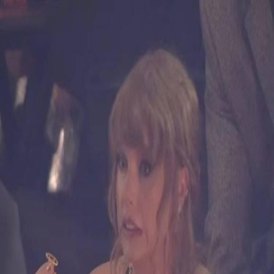 “霉霉”参加颁奖典礼,价值1.2万美元钻石掉在地上,吓出表情包