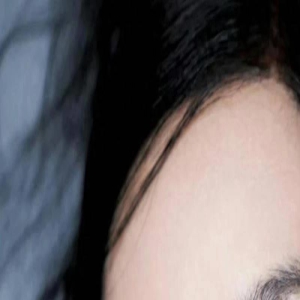 杨紫身穿露背吊带性感小黑裙,优雅曲线清晰可见