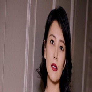 “高圆圆”的好身材藏不住,穿蓝色丝绒裙秀小蛮腰,美得太惊艳