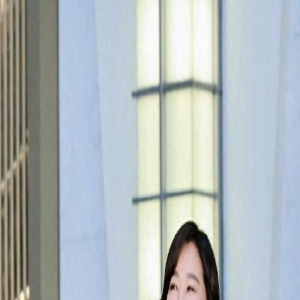 “林青霞”真是不老女神,穿玫红色连衣裙配奢华珠宝,美煞同龄人