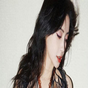 Angelababy好洋气,穿薄翼缠绕的镂空裙拍大片,未来感十足