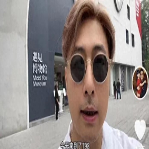 离婚两年的王岳伦形象大变,头发染黄显年轻,网友说与李湘复合吧