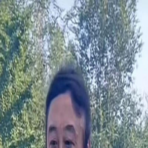66岁冯巩走路需要搀扶!徒弟穿着霸气似黑老大,师徒二人感情深厚