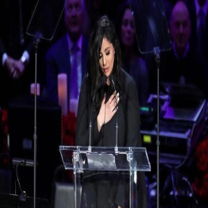 36岁瓦妮莎不再时尚!一袭黑裙变身知性妈妈,科比果然没有娶错她