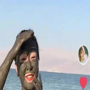 前央视名嘴王小骞惹争议!穿2万元衣服出国旅游,大赞当地水土好