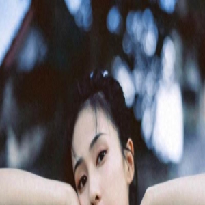28岁白鹿现身成都,头顶假发脚踩恨天高,与海清同框被嘲小家子气