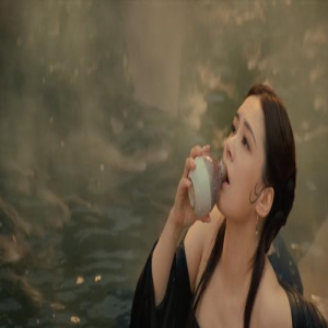 阿娇演青蛇,美是美,但少了小青的凌厉,也算这部网大唯一看点