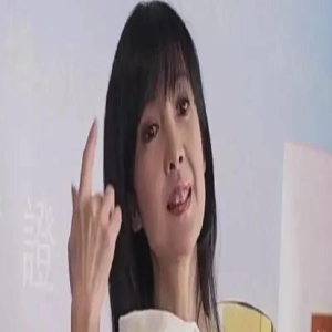 周慧敏能不能别装清纯了!脸上胶原蛋白流失,还穿白裙留长直发!