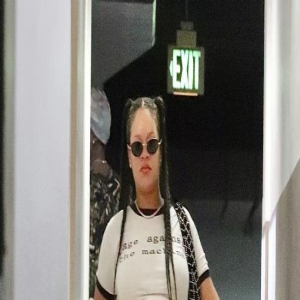 二胎孕晚期蕾哈娜穿高跟鞋抱一岁儿子上街!肚子蹭蹭蹭大到爆表!