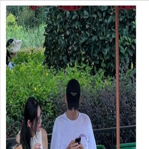 秋瓷炫一家3口被偶遇,于晓光玩手机不理妻子,孩子腿上全是伤!