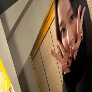 鹿晗关晓彤日本过七夕,染白发扁头被疑不是本尊,女方大长腿抢镜