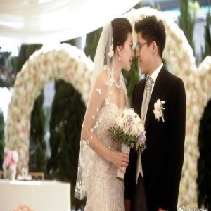 郭晶晶现身日本工作，穿10元人字拖其乐融融，毫无豪门阔太架子