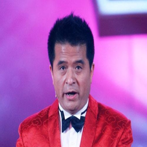 64岁毕福剑现身婚礼献唱捞金，穿20元短袖生活拮据，现场布置简陋