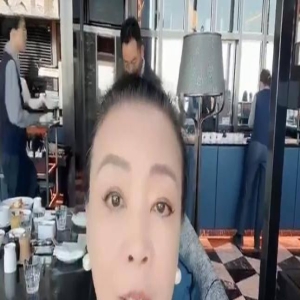 汪小菲儿子像工具人,不仅要配合奶奶直播,还要配合爸爸卖酸辣粉