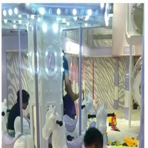 51岁王学兵罕见露面!游乐场独自带娃显落寞,10岁儿子国籍引热议