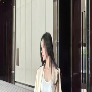 网红晓雪疑默认与李现恋爱,下场与男方粉丝开怼,承认离婚带娃