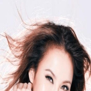 李玟丧礼遗照曝光,两个姐姐亲自挑选,穿白衣笑容阳光像天使