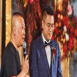 这做派像师父郭德纲,德云社刚出事,曹云金就在直播间放好日子